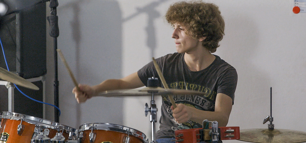 Ein junger Mann spielt Schlagzeug