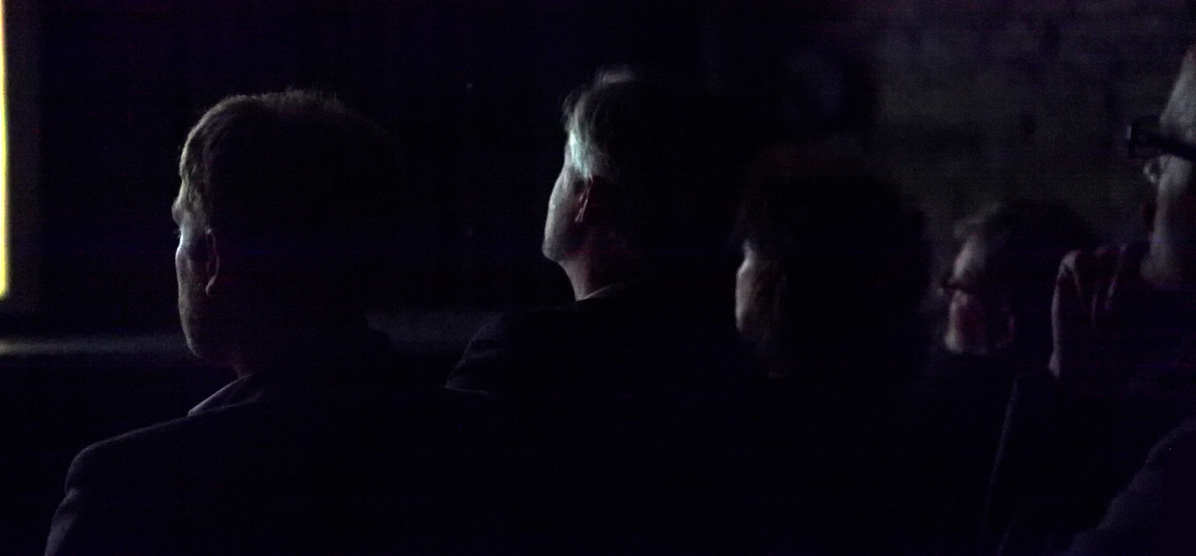 Publikum in einem dunklen Kinosaal schaut einen Film