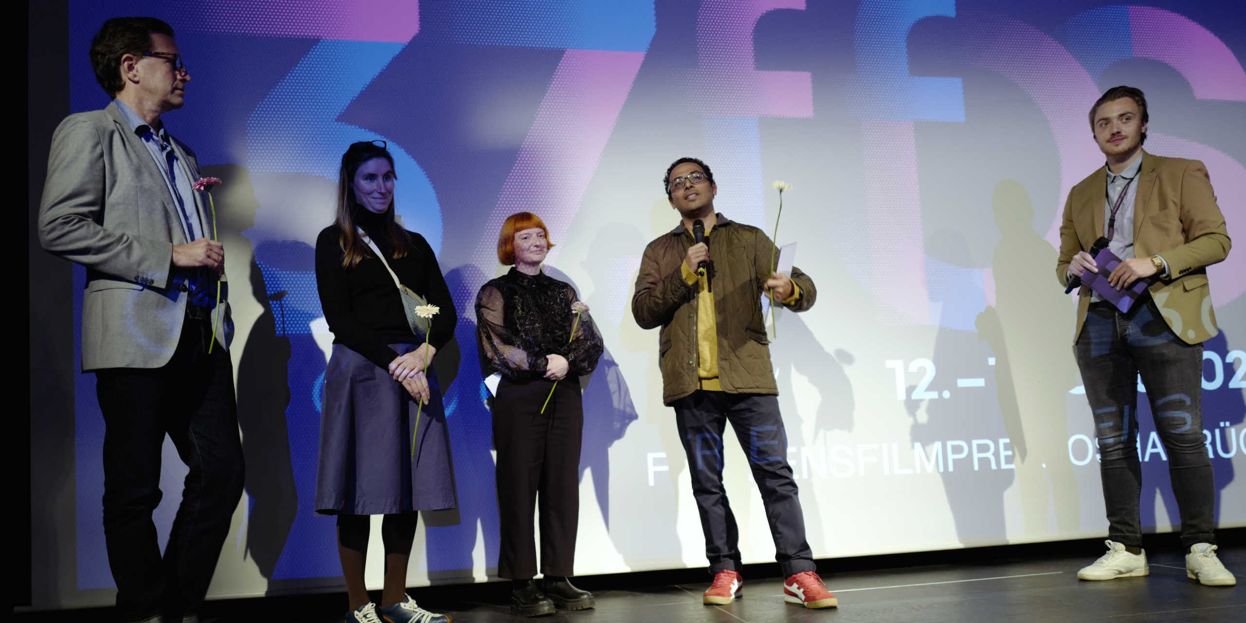 Tag 5: Ali Asgari („Until Tomorrow“), Gewinner des Friedensfilmpreis Osnabrück, mit den Jurorinnen Julia Rößler und Anne Küper, und Gerrit Sievert.