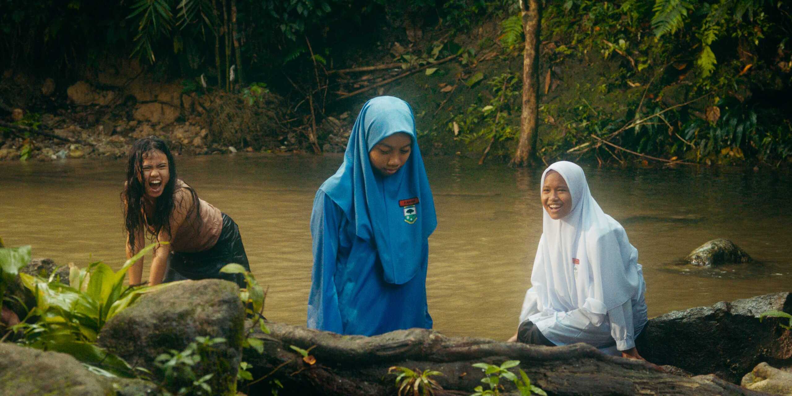 3 Mädchen am Flussufer