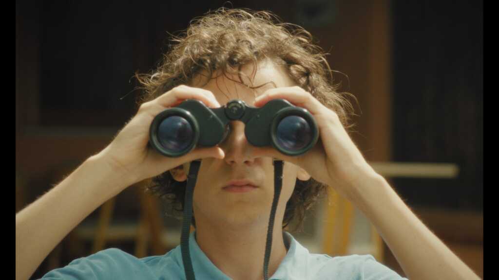 Junger Mann mit Fernglass.