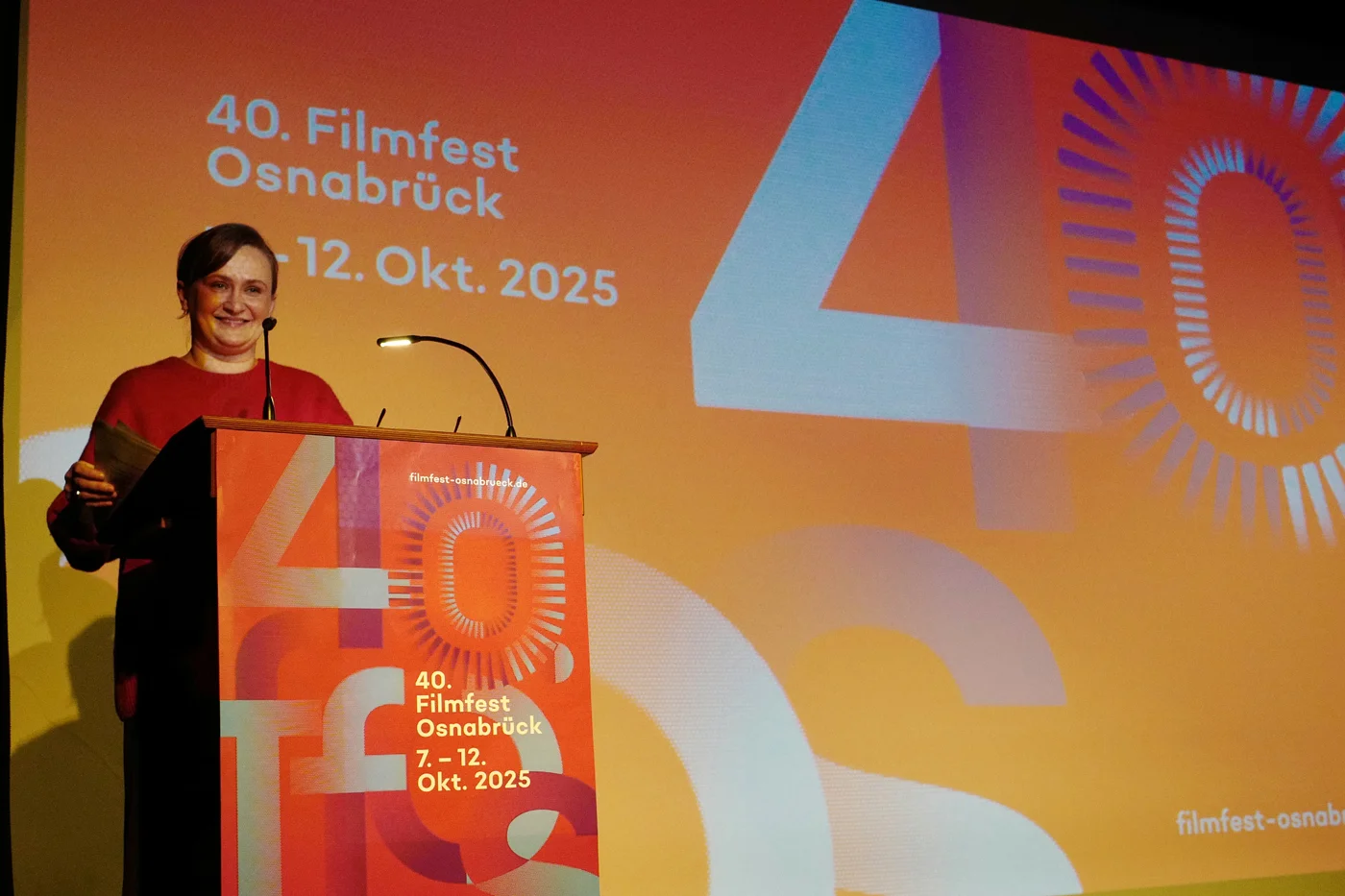 Festivalleitung Julia Scheck bei der Eröffnungsrede. Foto: Kerstin Hehmann