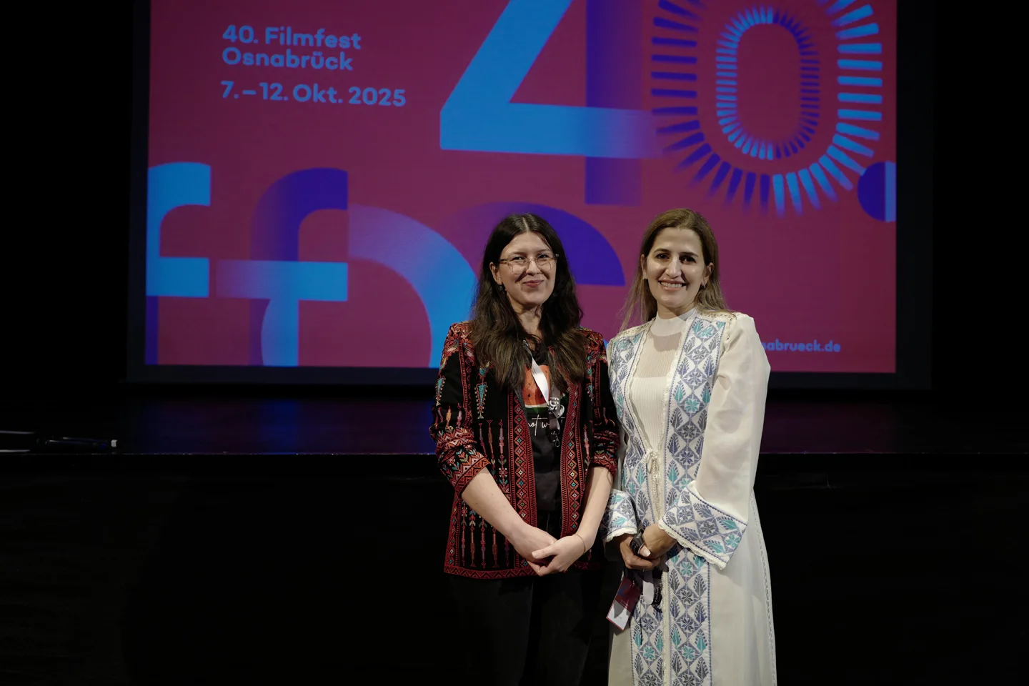 Die Moderatorin Karina Stepansky mit Areeb Zuaiter, der Regisseurin von "Yalla Parkour". Foto: Kerstin Hehmann